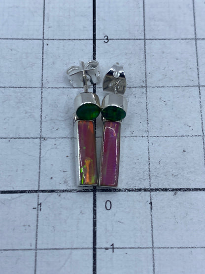 Aretes de ópalo con el hallmark 950 visible en el cierre