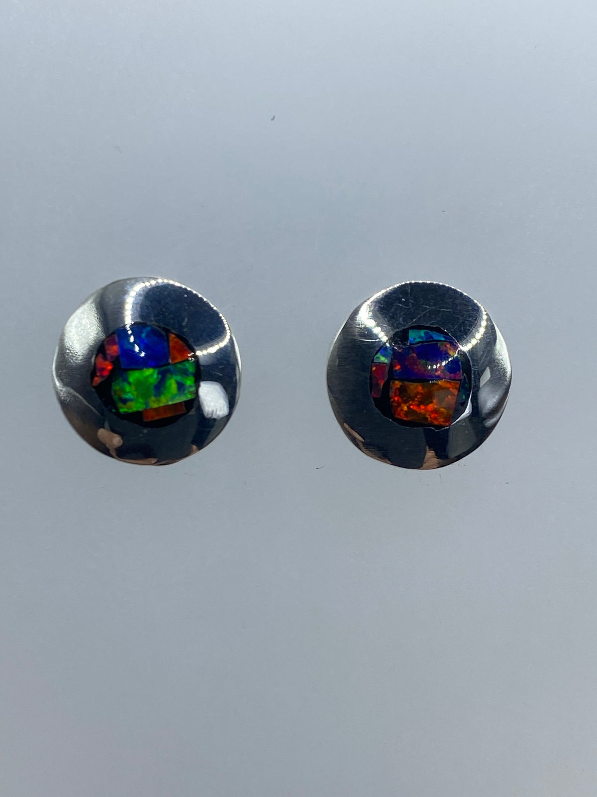 Par de aretes de plata 950 con ópalo de fuego multicolor engastados a mano