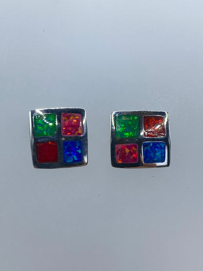 Aretes de plata con ópalo de fuego multicolor en tono rojo, naranja, verde y azul