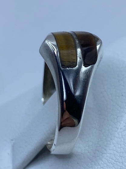 Detalle del engaste a mano de la piedra en plata pulida