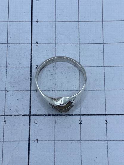 Anillo sobre fondo blanco mostrando el sello de plata 925
