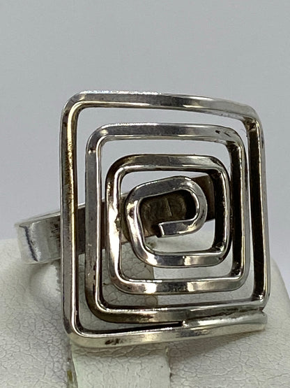 Detalle lateral del anillo mostrando el calado y la profundidad de los cortes