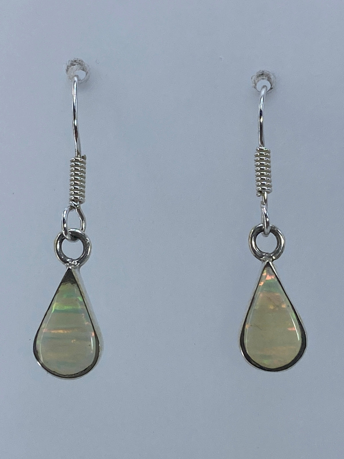 Par de aretes de plata con opalo de fuego multicolor, 3 cm de largo, ganchos quirurgicos