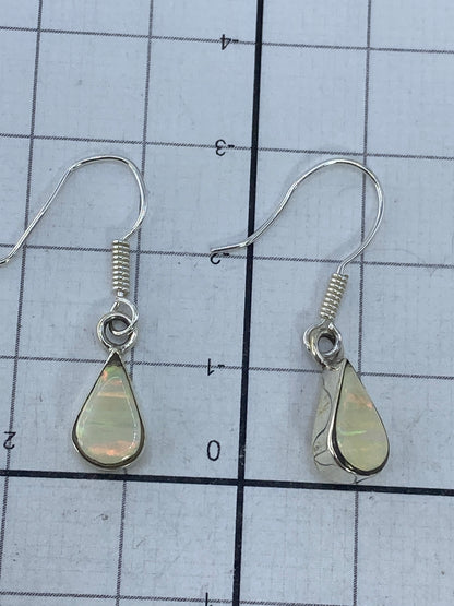 Aretes de plata 950 con opalo de fuego visto de frente, brillo multicolor