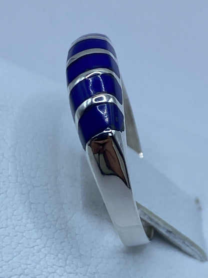 Anillo en la mano sosteniendo la luz azul de la piedra