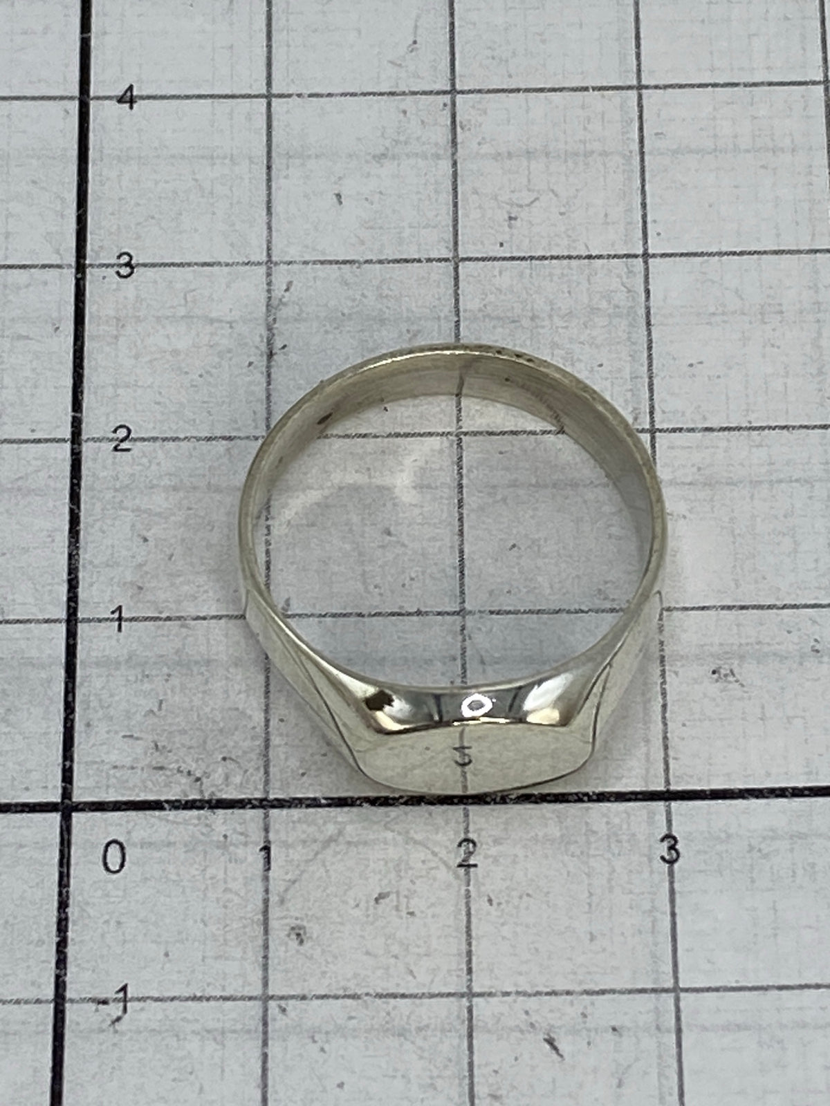 Anillo sobre fondo blanco mostrando el Quinto 925 grabado