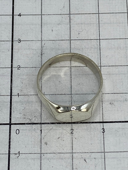 Anillo sobre fondo blanco mostrando el Quinto 925 grabado