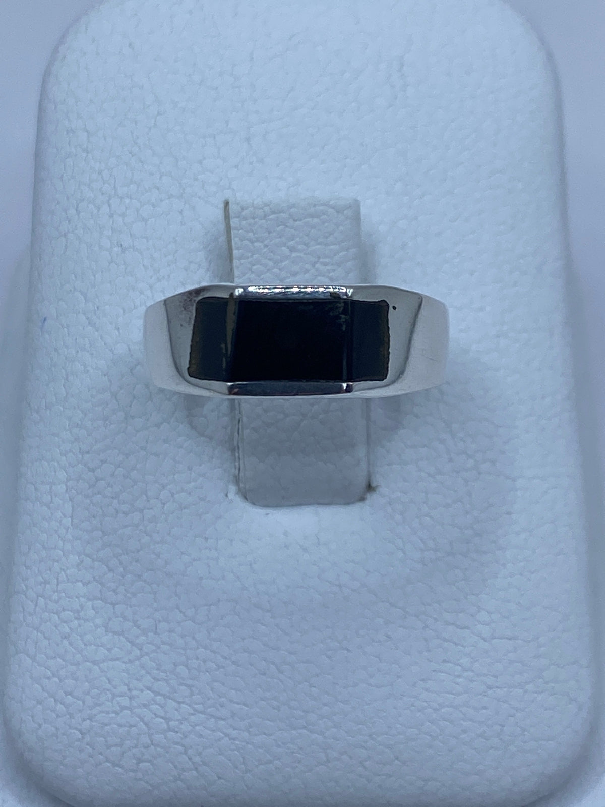 Anillo de plata 925 con ónix negro pulido en caja de presentación blanca