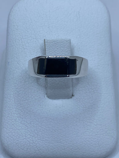 Anillo de plata 925 con ónix negro pulido en caja de presentación blanca