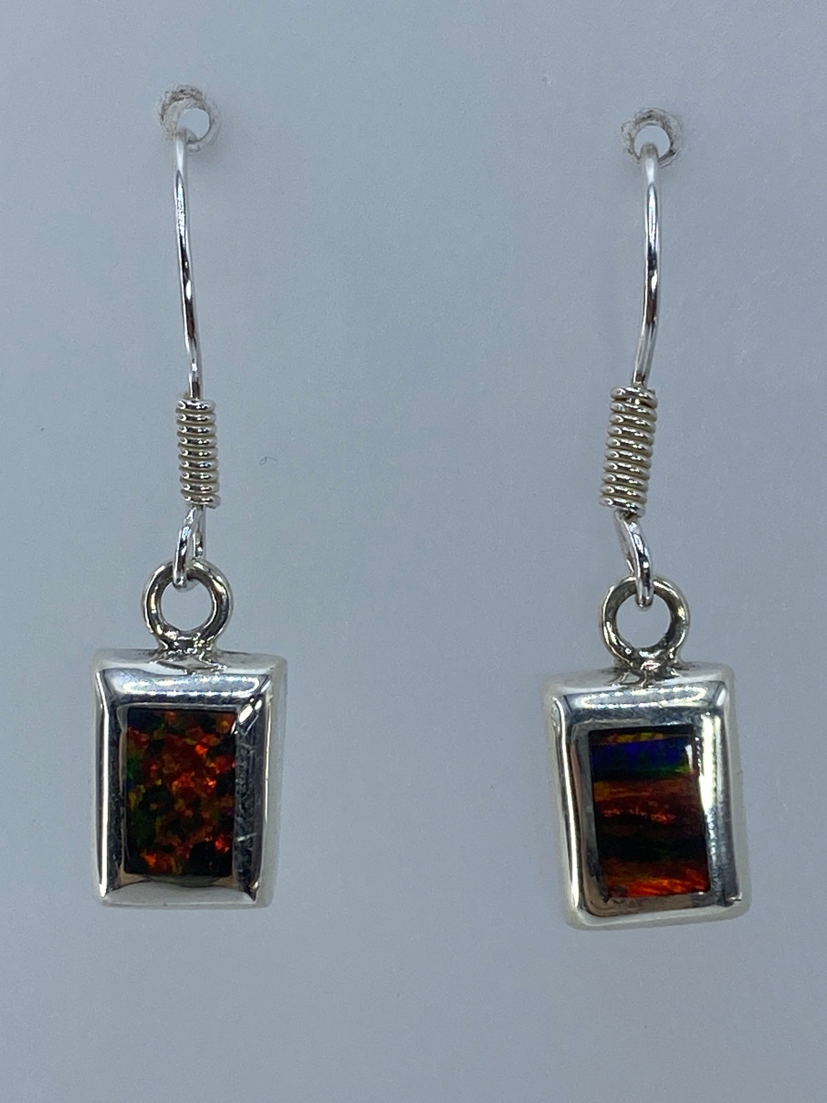 Aretes de plata con ópalo de fuego multicolor, vista frontal de los dos pendientes