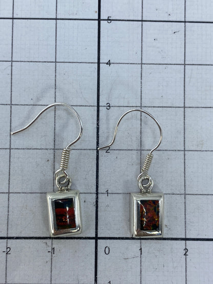 Aretes en plata con ganchos franceses, mostrando el Quinto 925