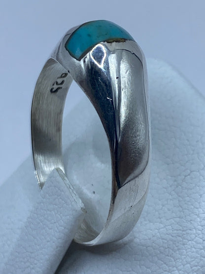 Detalle del engaste de turquesa azul en plata pulida