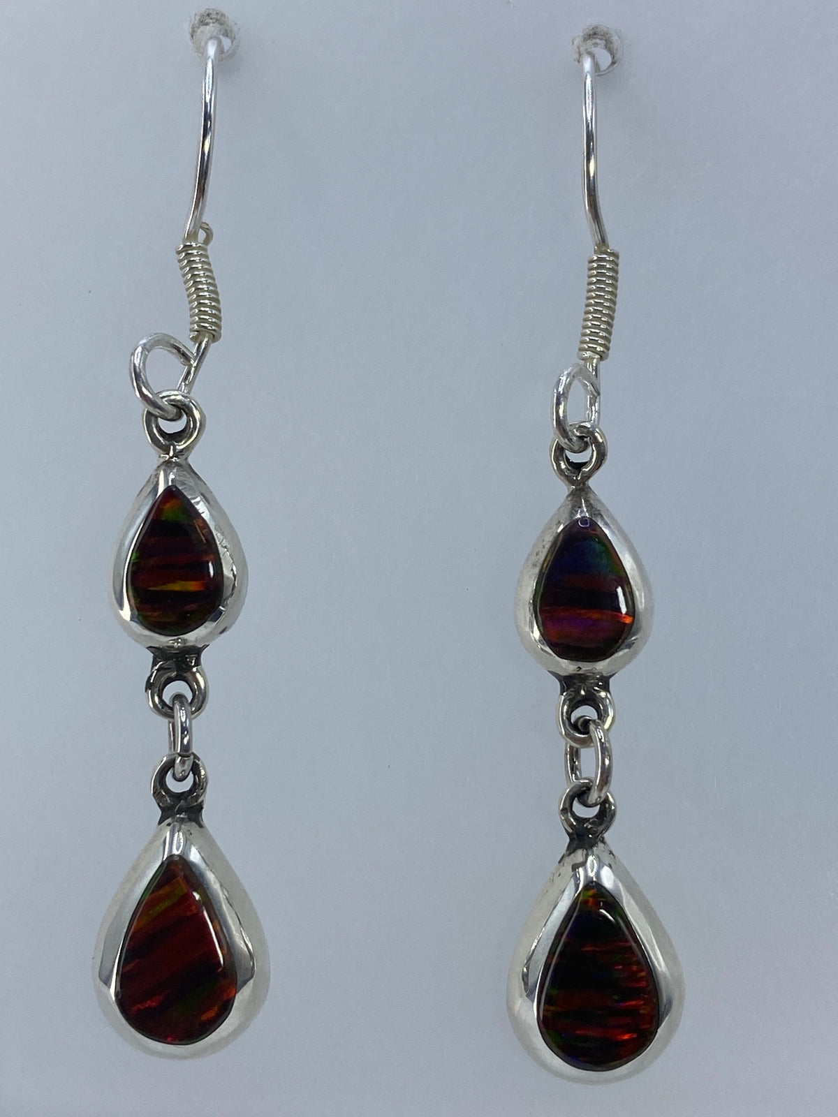Aretes largos de plata 925 con ópalo de fuego multicolor, mostrando destellos de rojo, naranja y verde