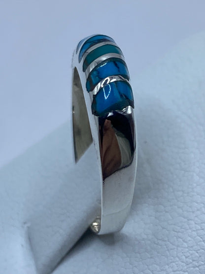 Anillo de turquesa azul cielo en la mano, mostrando tamaño real y brillo de las piedras