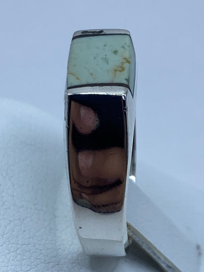 Anillo en la mano mostrando el acabado pulido y la turquesa en contexto de uso