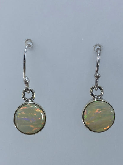 Aretes de plata 950 con ópalo de fuego multicolor en tonos naranja, verde e iridiscente
