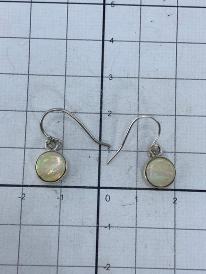 Aretes sobre fondo blanco con el sello 950 de plata pura visible