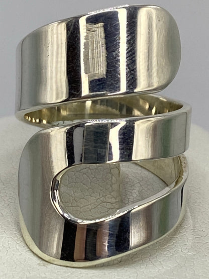 Detalle lateral del anillo de calado en plata 925 brillante