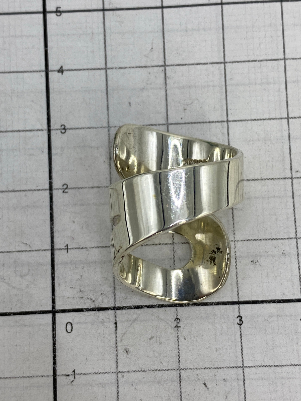 Anillo sobre fondo blanco mostrando el Quinto 925