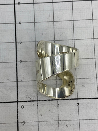 Anillo sobre fondo blanco mostrando el Quinto 925