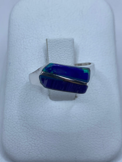 Anillo de plata 925 con piedra multicolor en talla 7, vista frontal sobre dedo