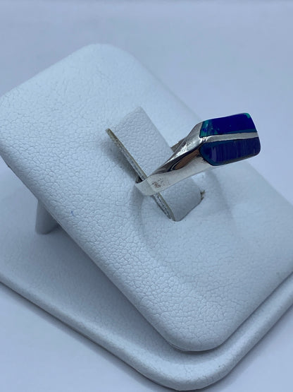 Detalle del engaste de piedra multicolor en la banda de plata