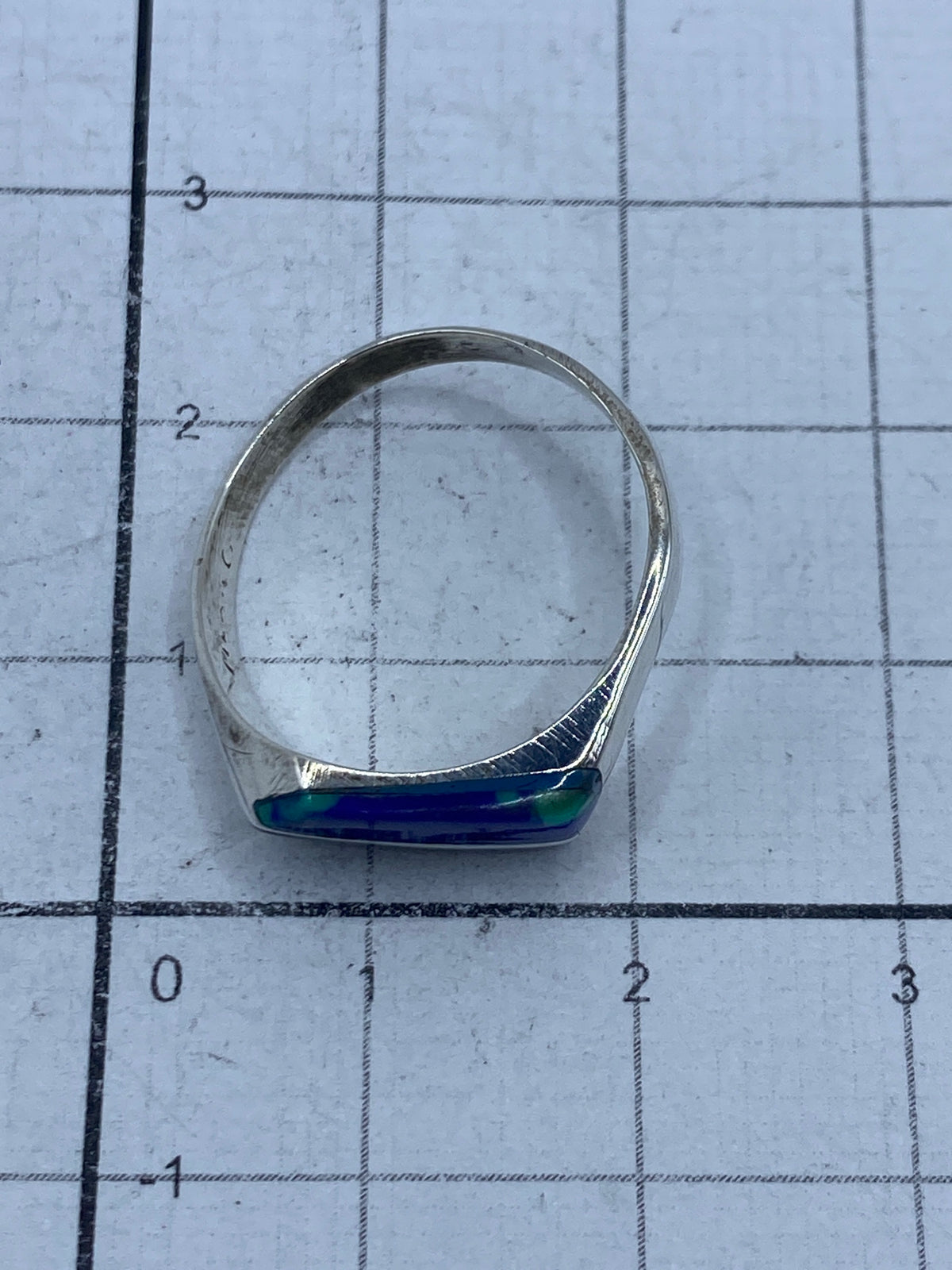 Anillo sobre regla de medida mostrando proporciones reales