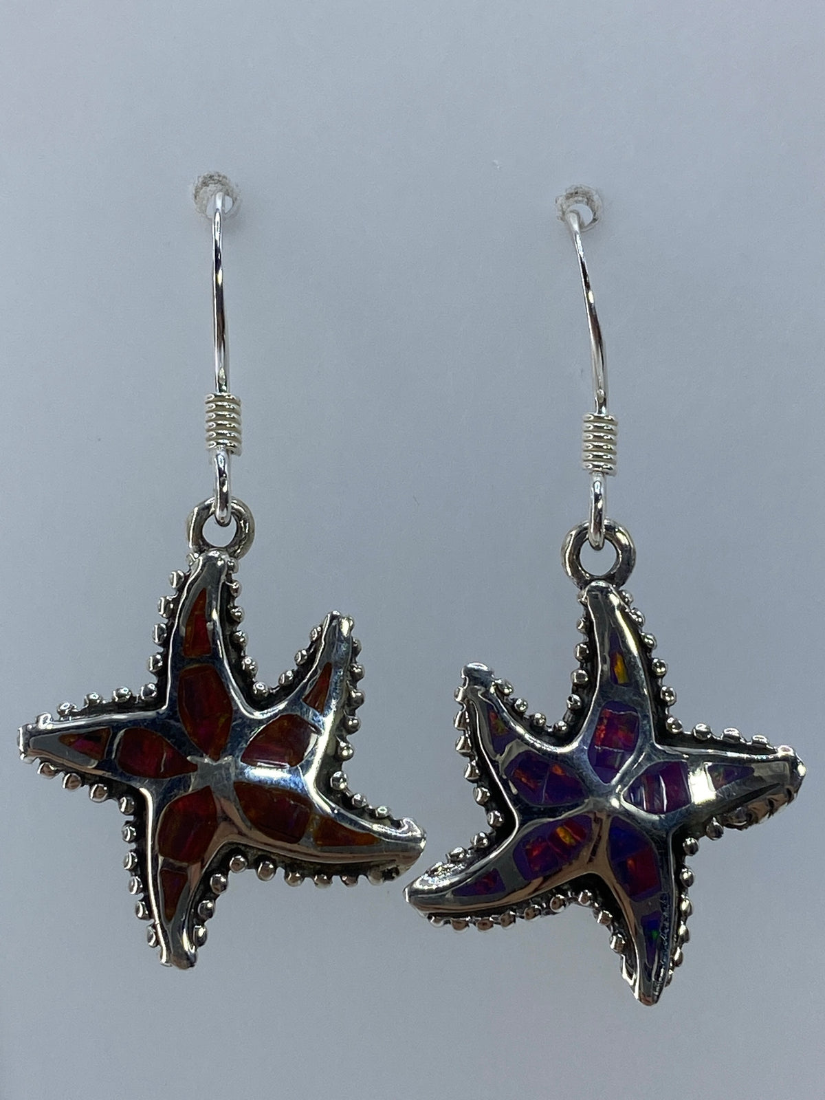 Aretes de plata con ópalo de fuego multicolor, destellos rojizos y azulados