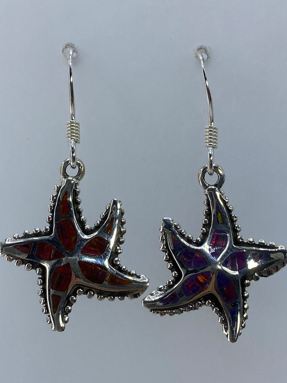Par de aretes de plata 950 con ópalo multicolor vistos en escala de medida