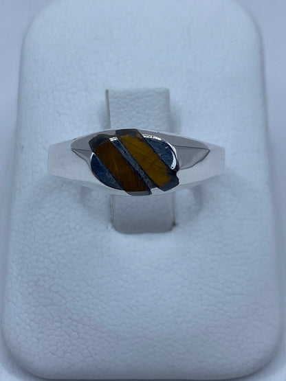 Anillo de plata 925 con ojo de tigre café en vista frontal, mostrando el engaste a mano