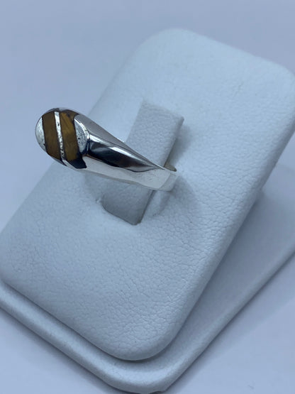 Anillo de ojo de tigre en perfil, detalle del engaste y la piedra café con brillo chatoyante