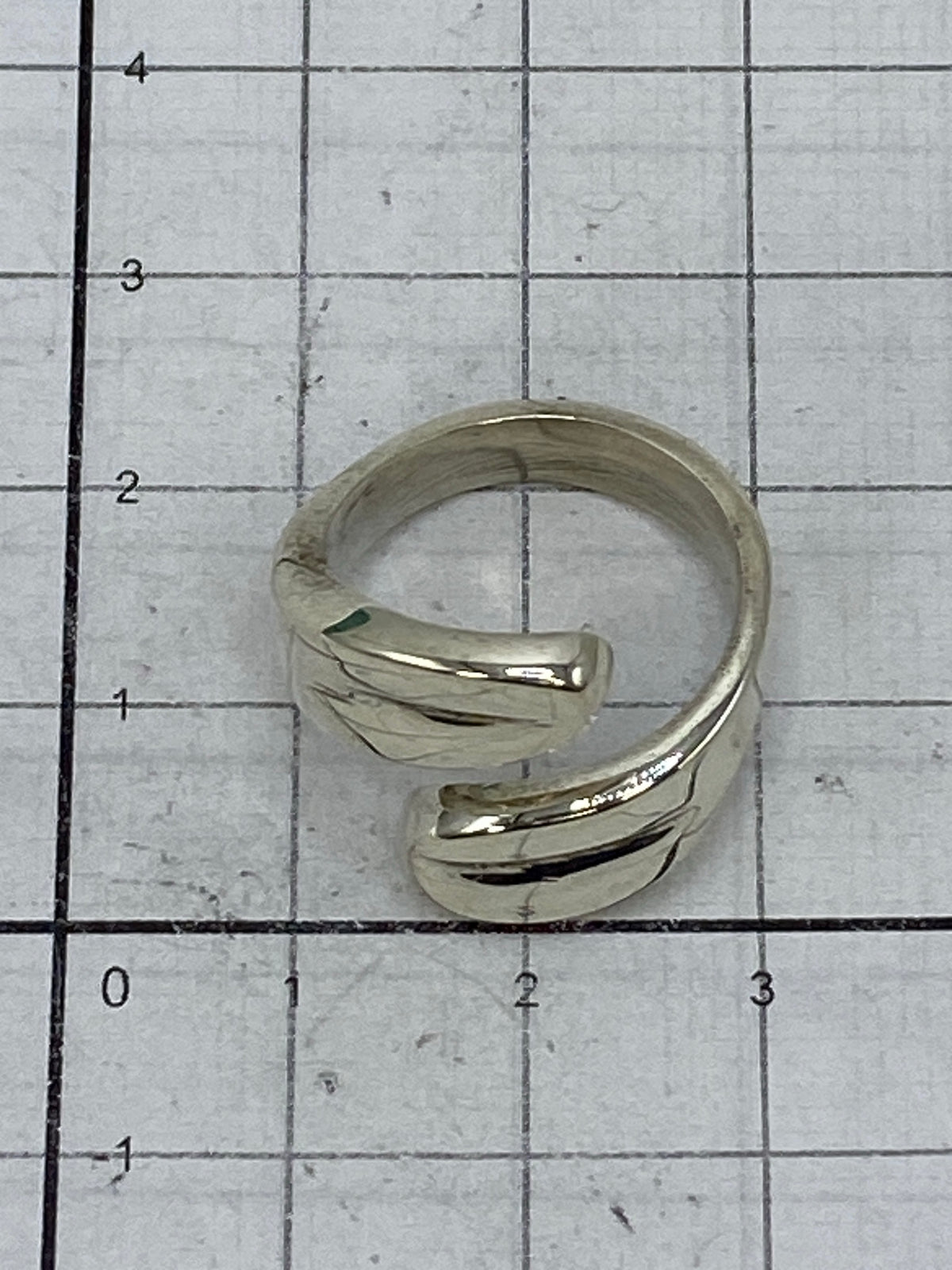 Anillo sobre fondo blanco mostrando el Quinto 925 grabado en la banda interna