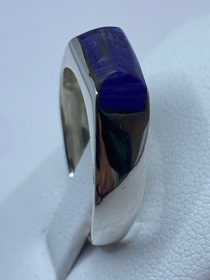 Detalle lateral del anillo de plata 925 con Quinto visible