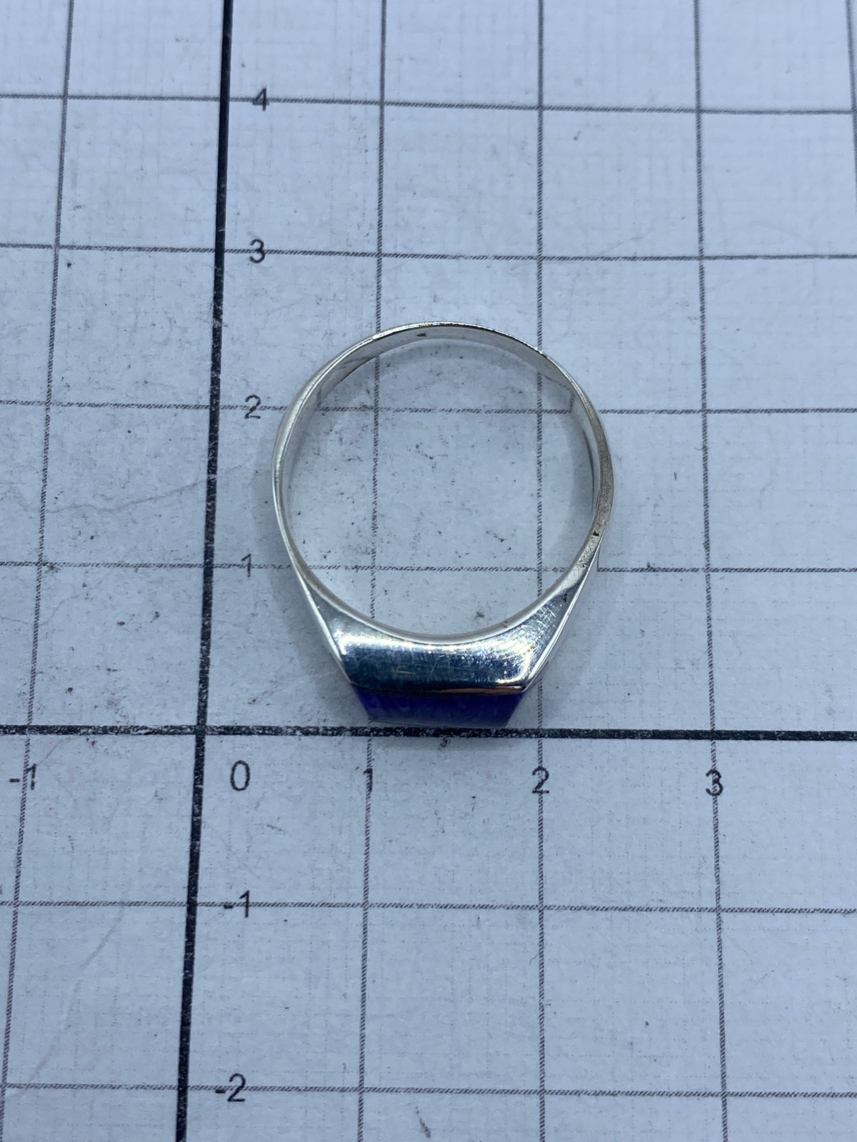 Anillo puesto en mano, piedra morada brillando