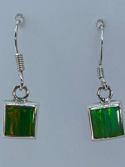 Aretes colgando del gancho de plata 925, vista lateral del fuego interno del ópalo