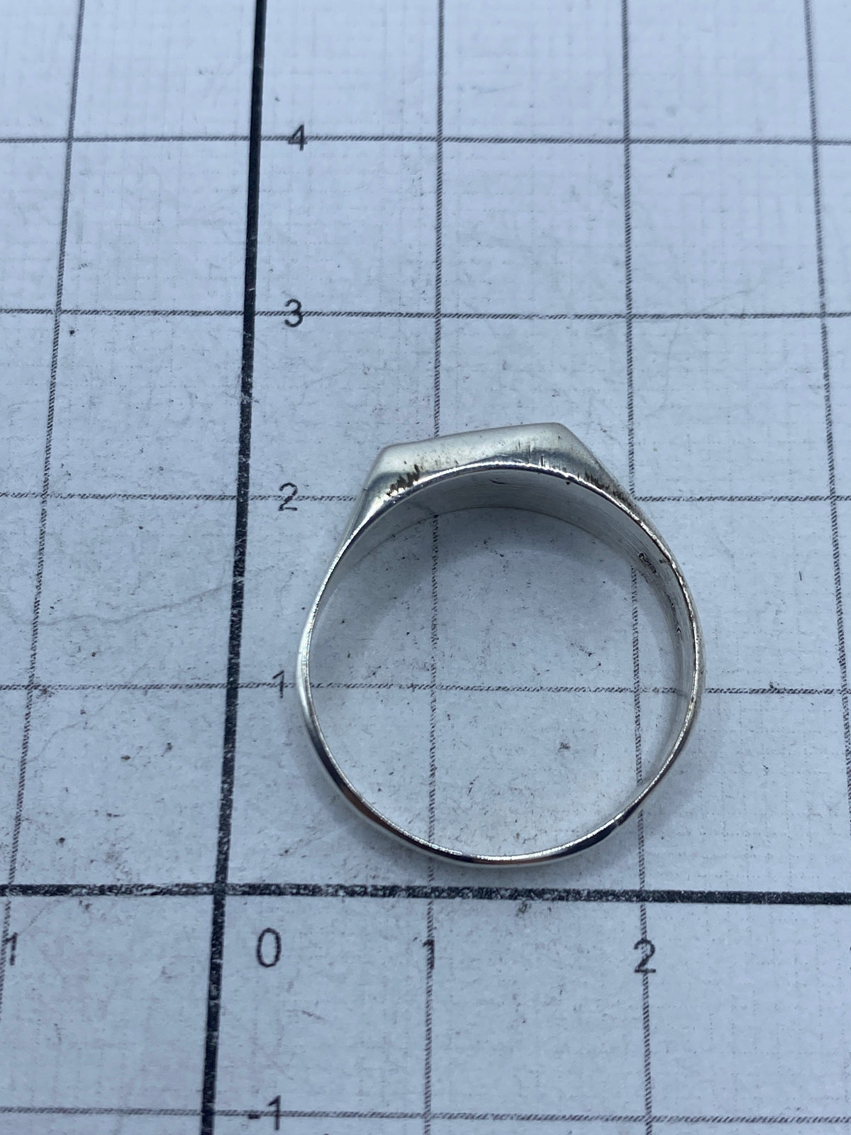 Anillo sobre fondo blanco mostrando el Quinto 925