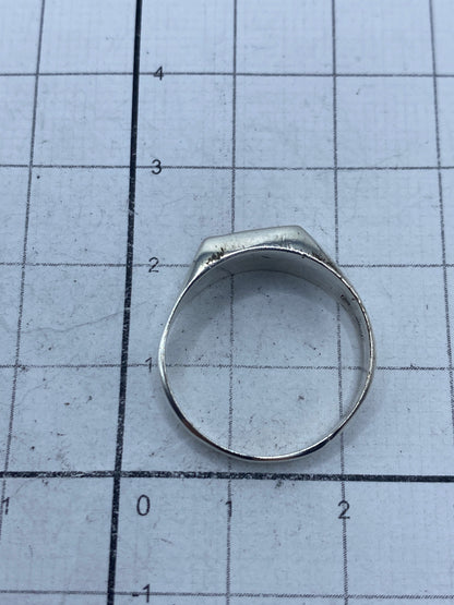 Anillo sobre fondo blanco mostrando el Quinto 925