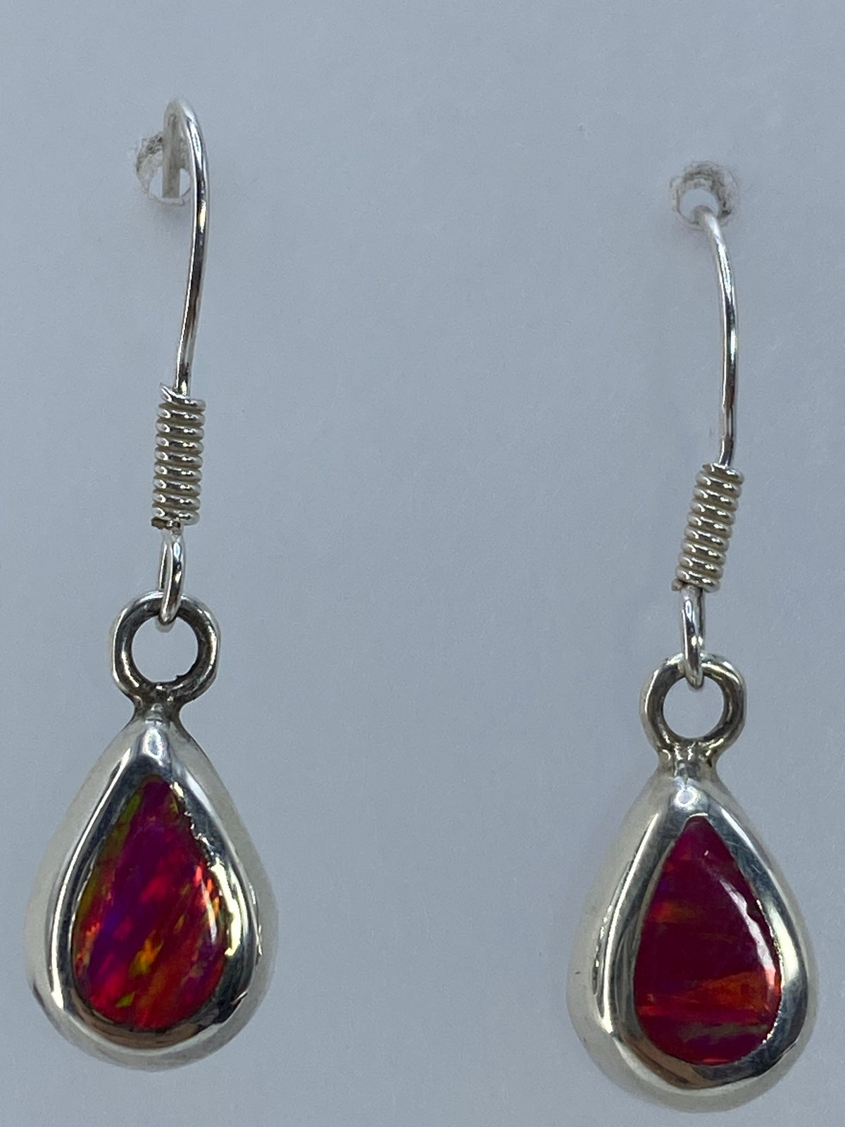 Aretes sobre una regla mostrando 3 cm de largo