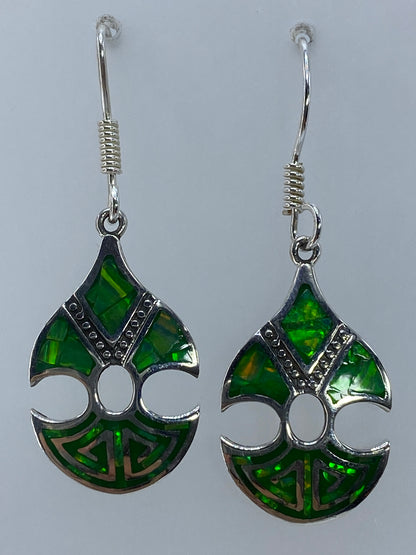 Par de aretes prehispánicos de plata 950 con ópalo de fuego verde olivo, diseño con alas y círculos