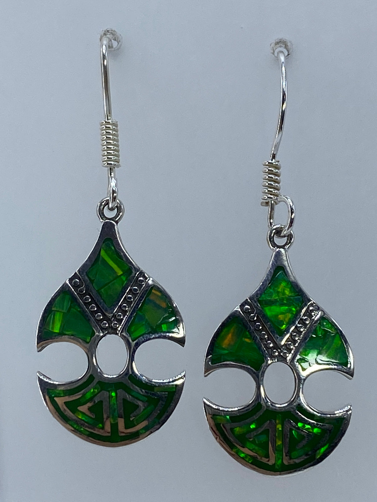 Aretes colocados sobre regla de centímetros, midiendo 4.4 cm de largo