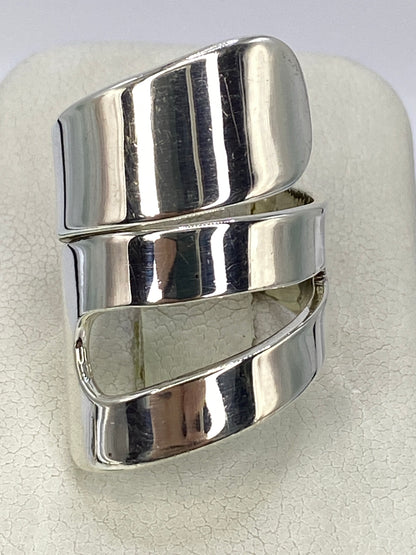 Anillo de plata calado ajustable en la mano de una mujer