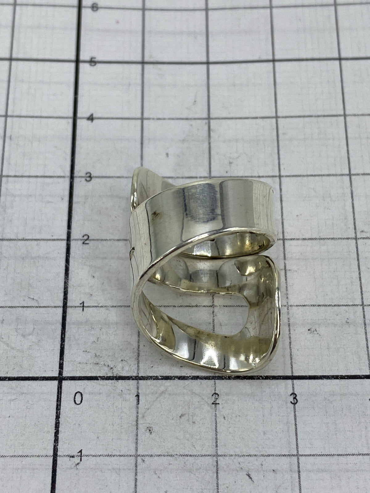 Anillo sobre fondo blanco — vista frontal del diseño
