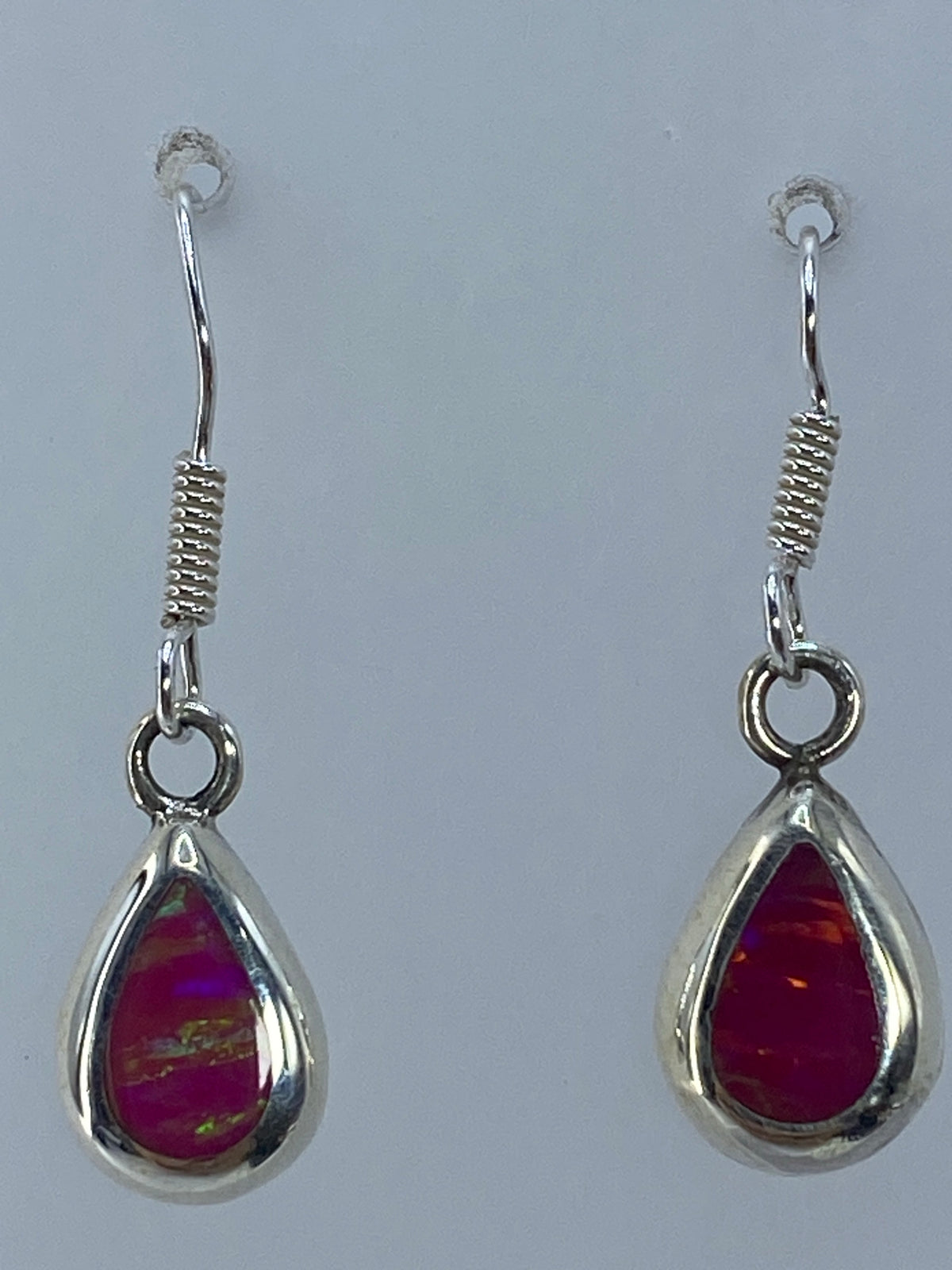 Aretes colocados sobre regla milimetrada indicando largo de 2.7 cm