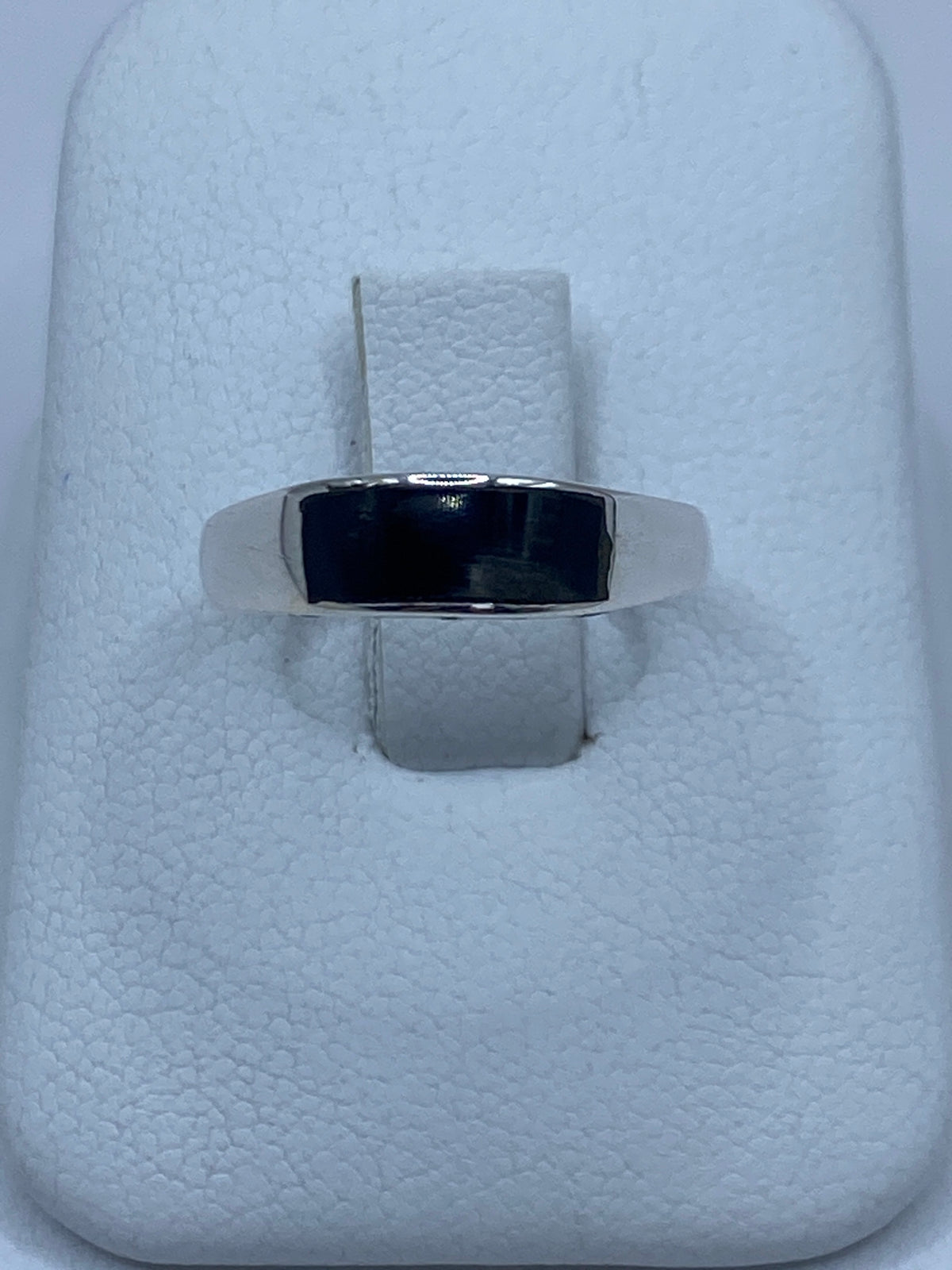 Anillo de plata 925 minimalista en banda lisa, vista frontal sobre dedo