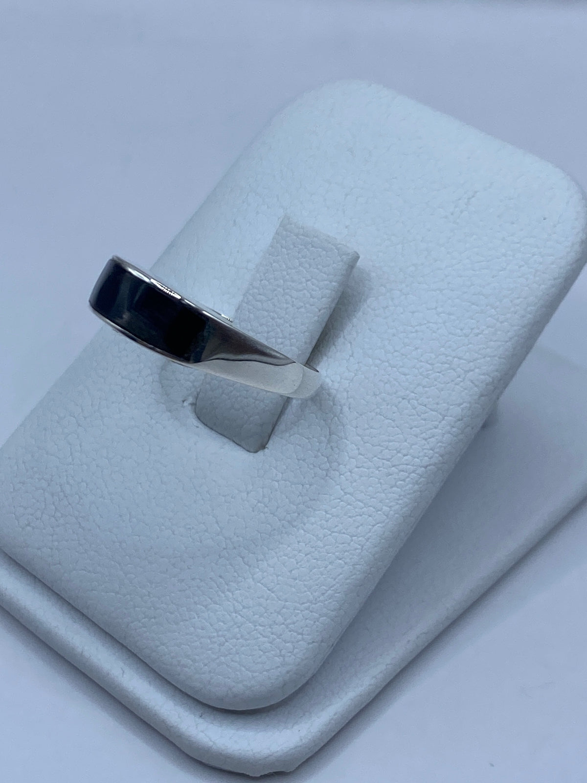 Anillo de plata pulida mostrando el acabado brillante de espejo