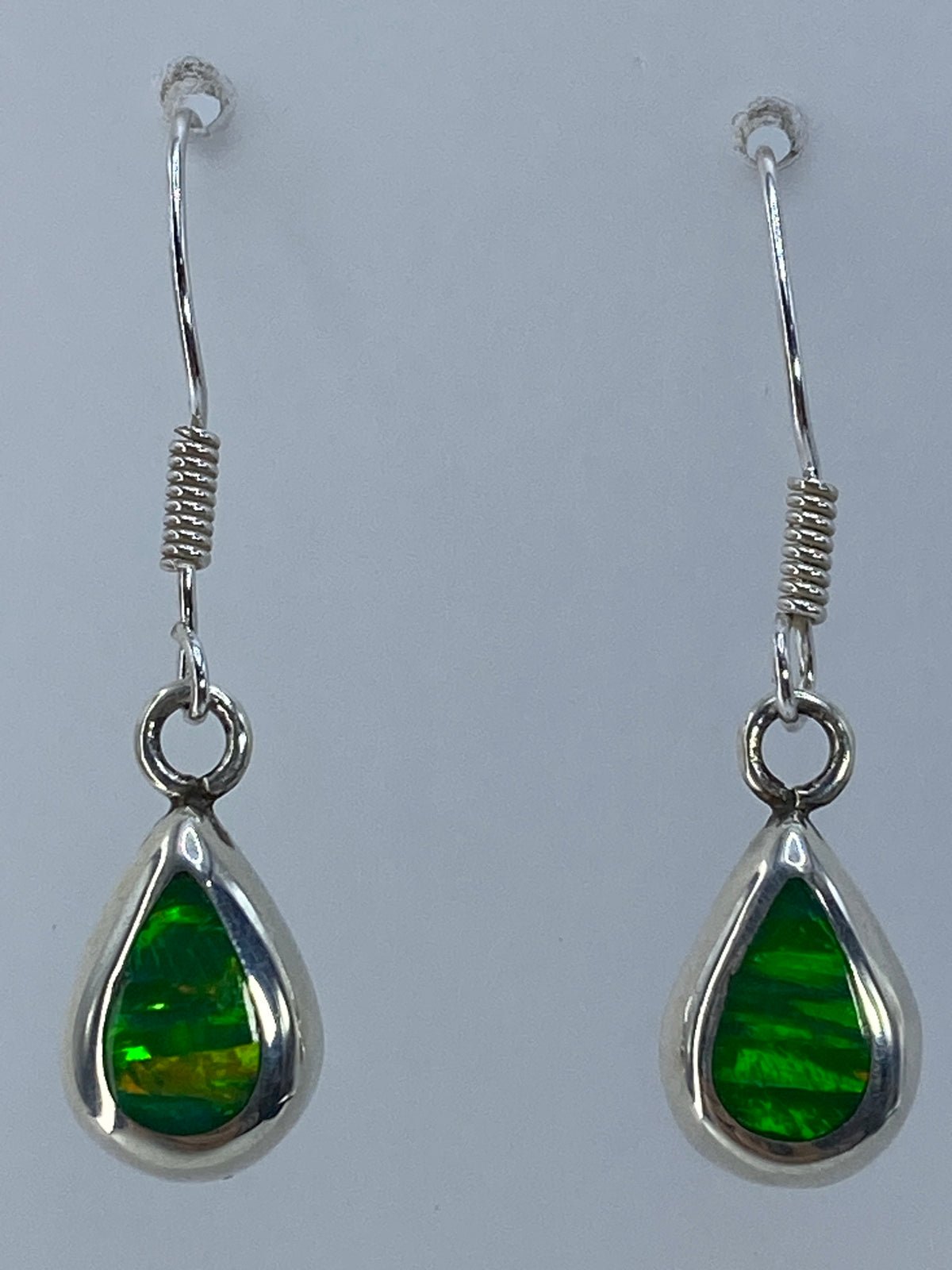 Aretes sobre regla mostrando largo de 3.3 cm