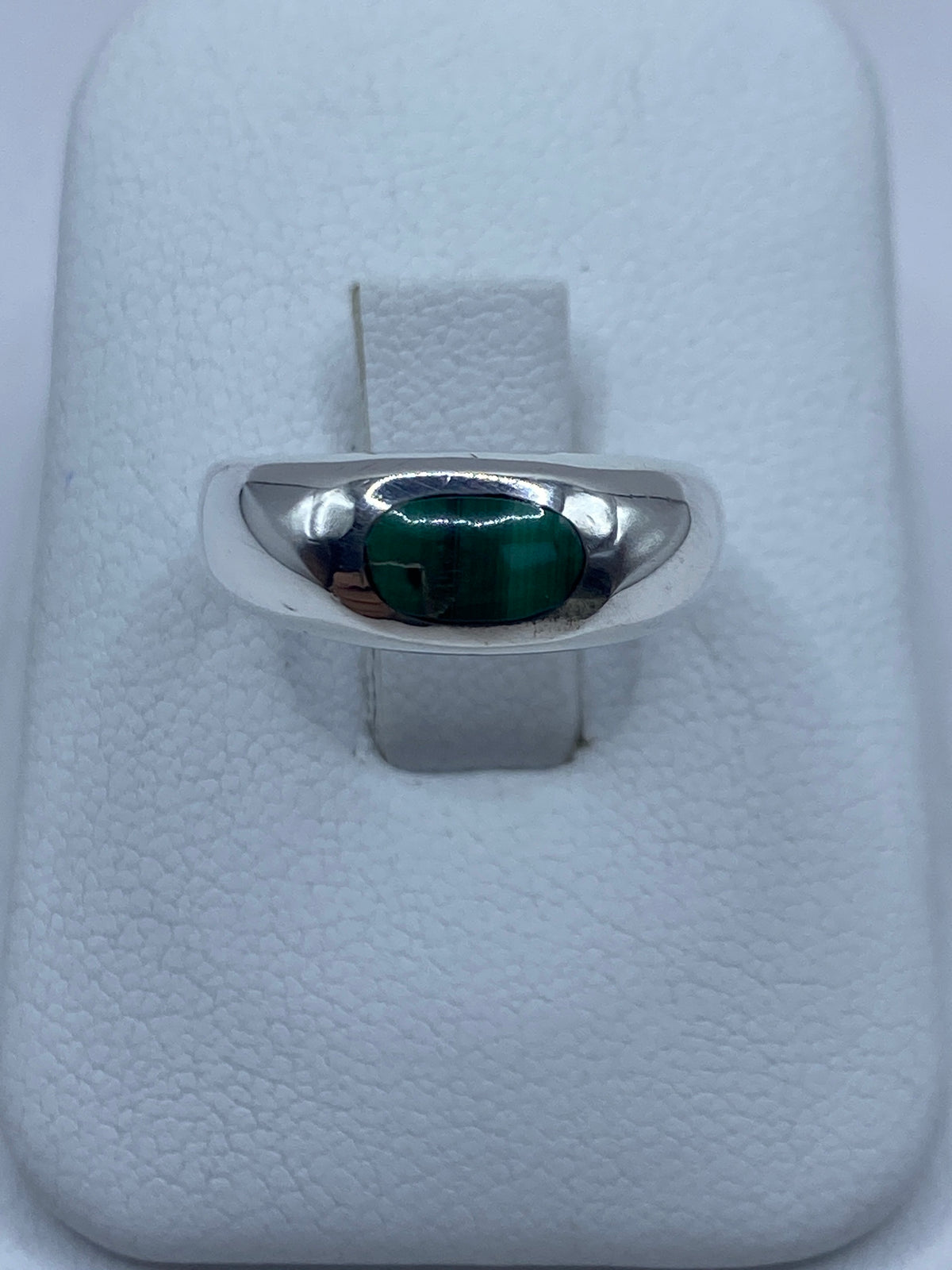 Anillo de plata 925 con malaquita verde engastada, vista frontal sobre fondo blanco