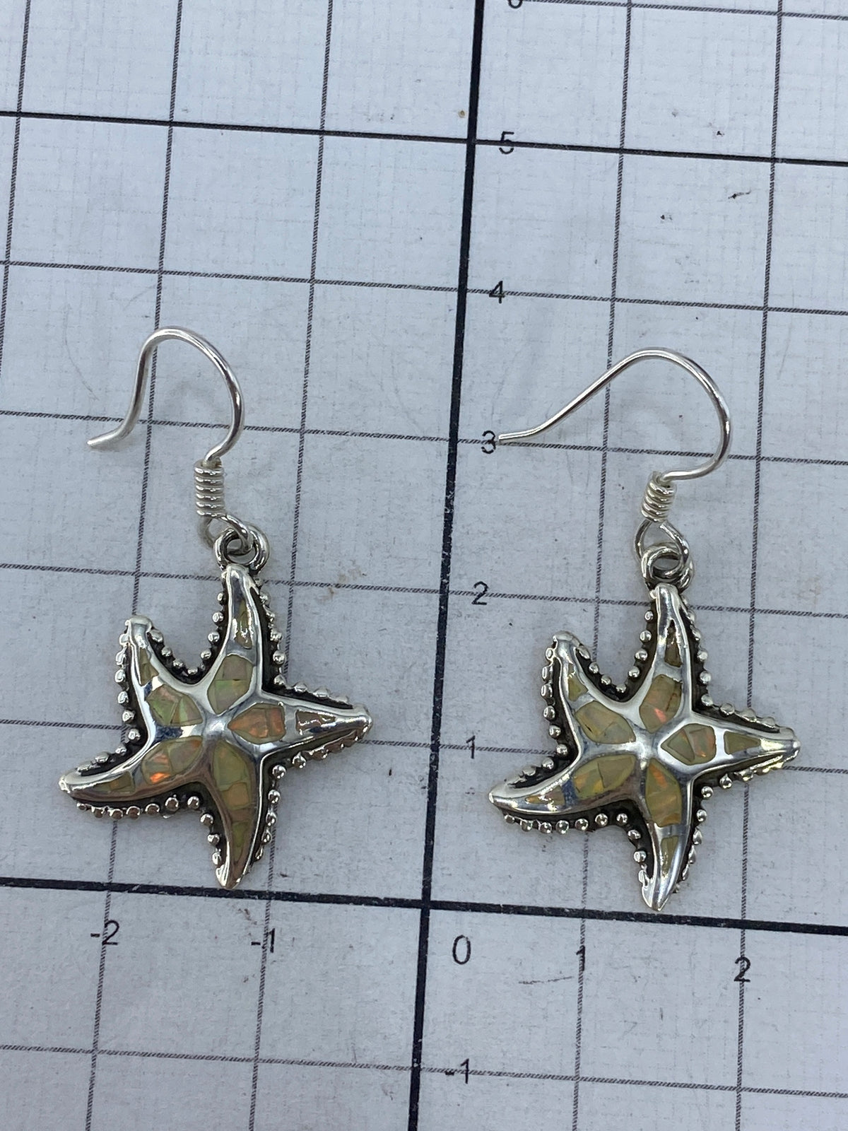 Par de aretes con gancho de plata granulada en mano, 3.5 cm de largo