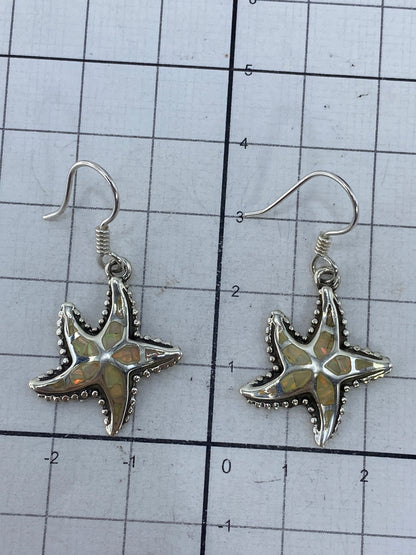 Par de aretes con gancho de plata granulada en mano, 3.5 cm de largo