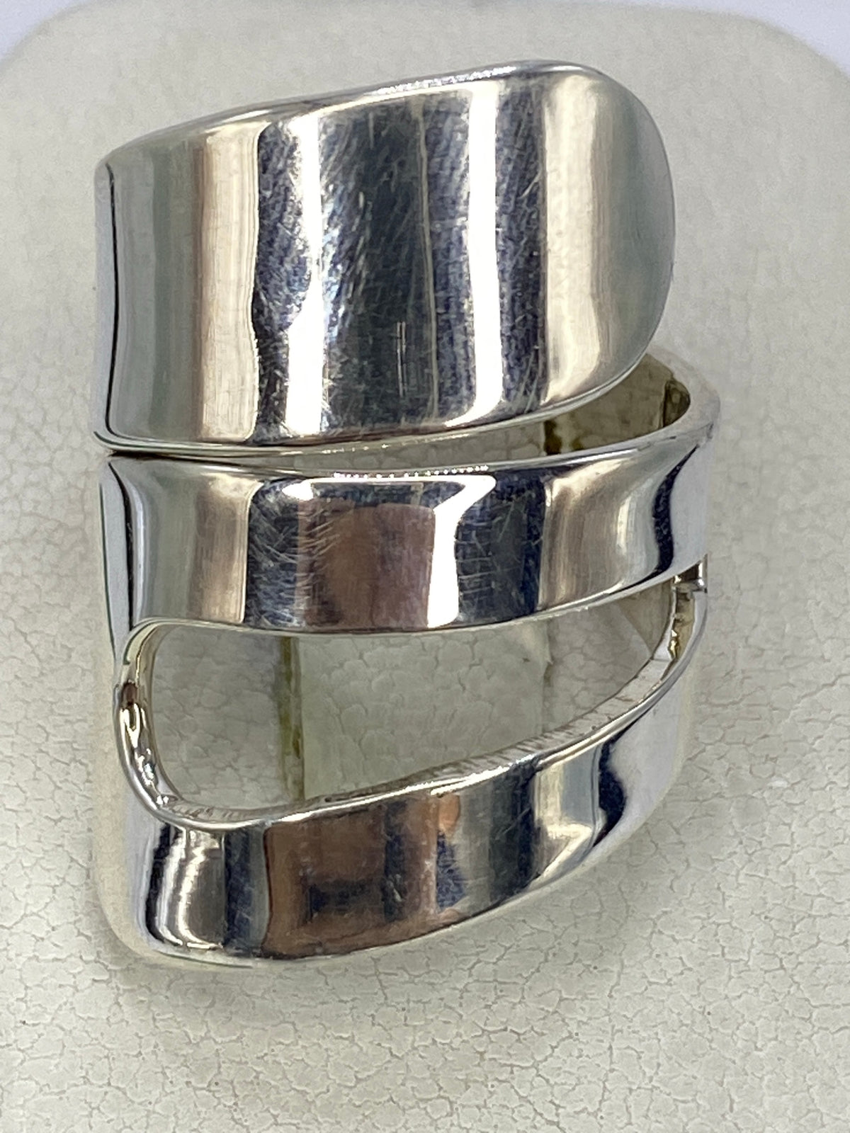 Anillo de plata 925 con calado geométrico, vista frontal sobre fondo blanco
